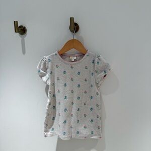 Mini Boden Light Gray Short Sleeve Pointelle Top w/ Pink & Blue flowers 8-9